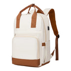 Vue de trois quarts d'un sac à dos étudiant moderne blanc (crème) avec des accents marron tan, montrant un port USB, isolé sur un fond blanc.