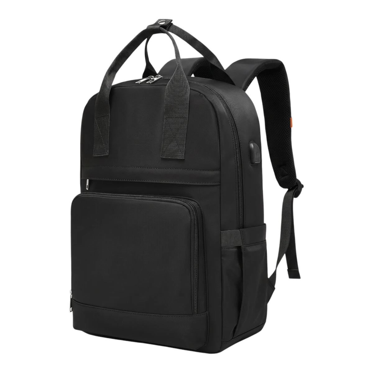 Vue de trois quarts d'un sac à dos étudiant moderne entièrement noir avec des poignées supérieures noires et des fermetures éclair argentées, montrant un port USB, isolé sur un fond blanc.