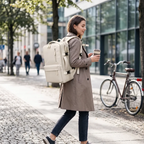 Femme élégante en trench-coat marchant en ville et portant le sac à dos ordinateur femme AeroPro.