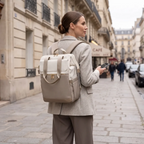 Femme d'affaires de dos portant le sac à dos ordinateur femme Albane dans une rue de Paris