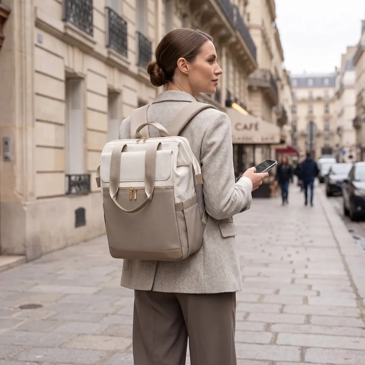 Femme d'affaires de dos portant le sac à dos ordinateur femme Albane dans une rue de Paris