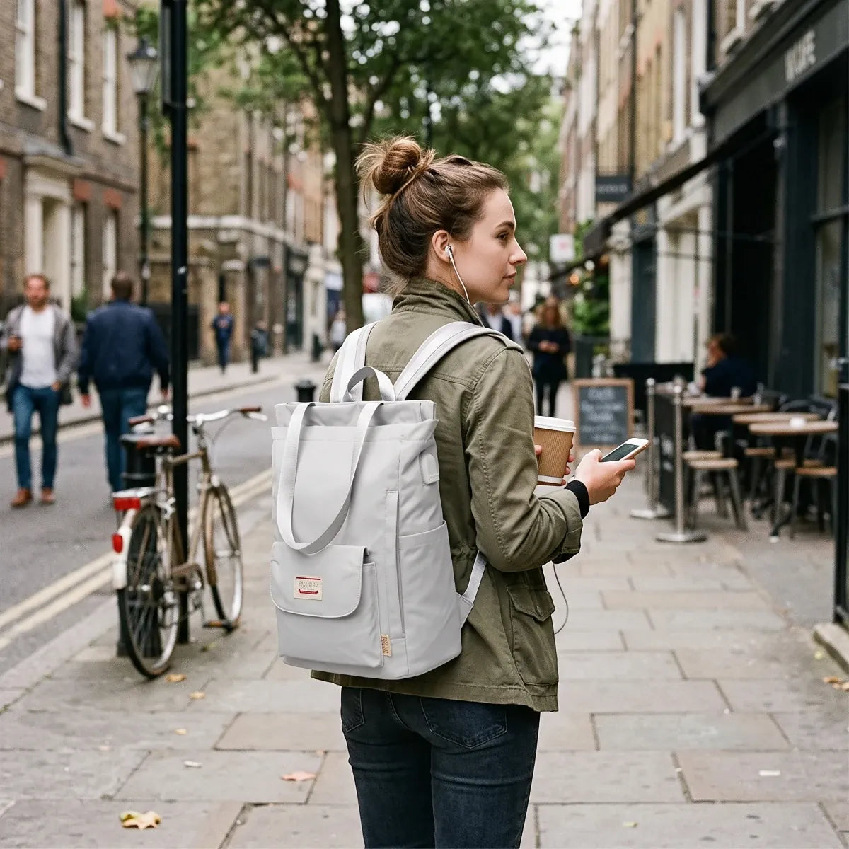 Femme portant le sac à dos ordinateur femme Allure dans la rue