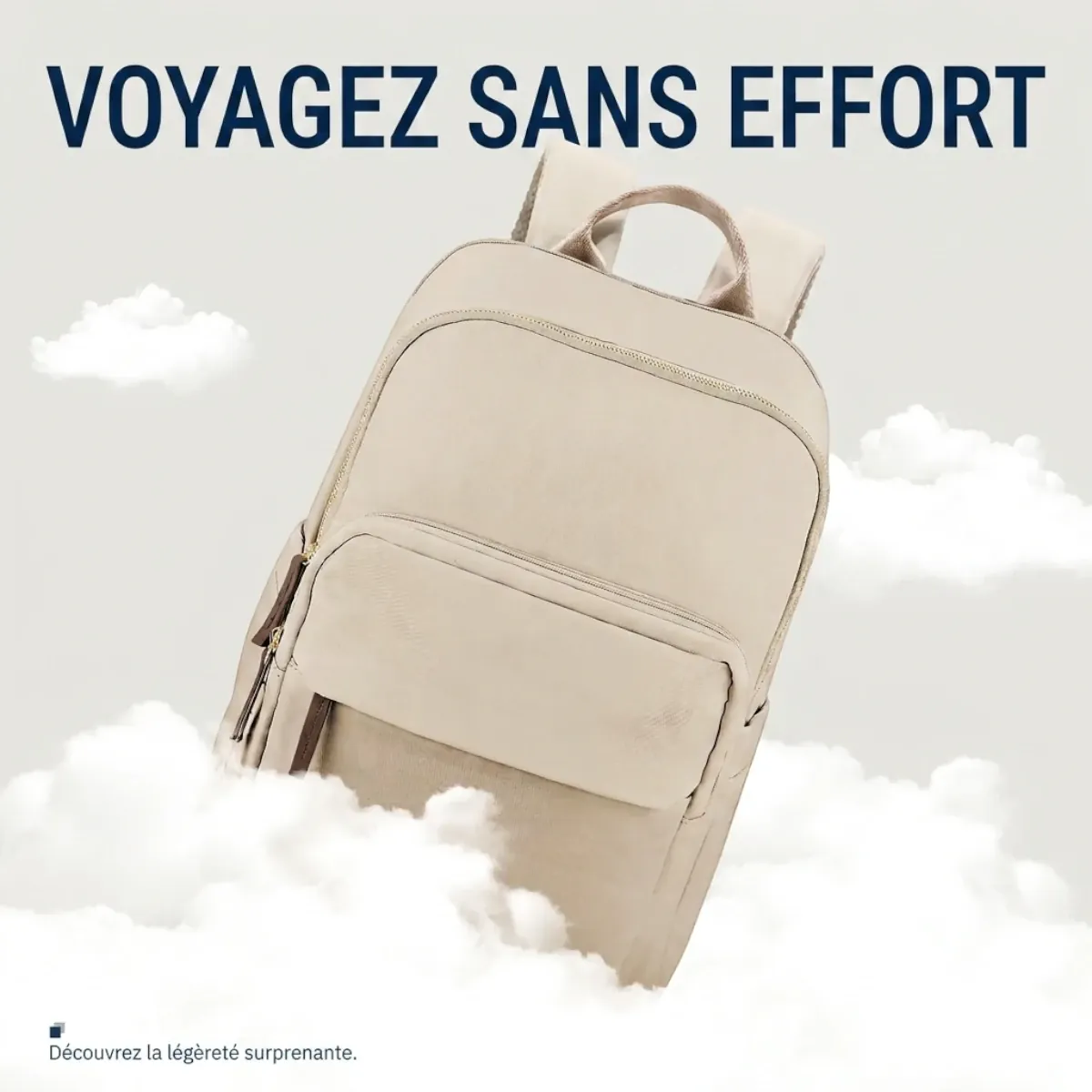 Le sac à dos ordinateur femme Aurelia flottant au-dessus des nuages pour symboliser sa légèreté remarquable.