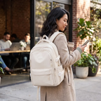 Femme portant le sac à dos ordinateur femme Irisia en ville