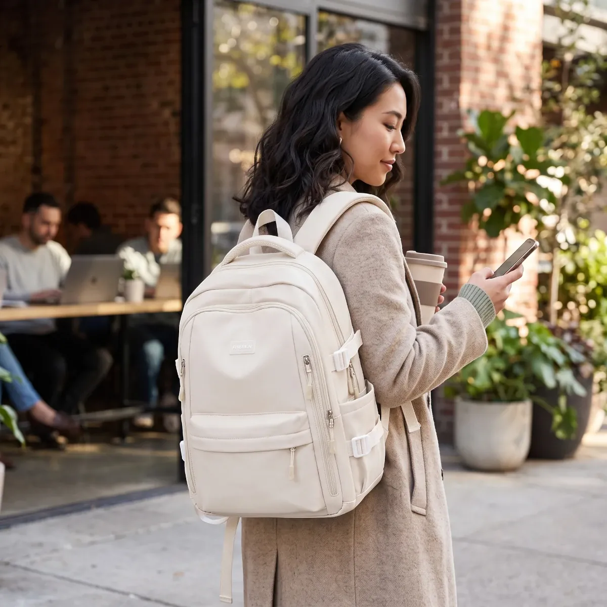 Femme portant le sac à dos ordinateur femme Irisia en ville