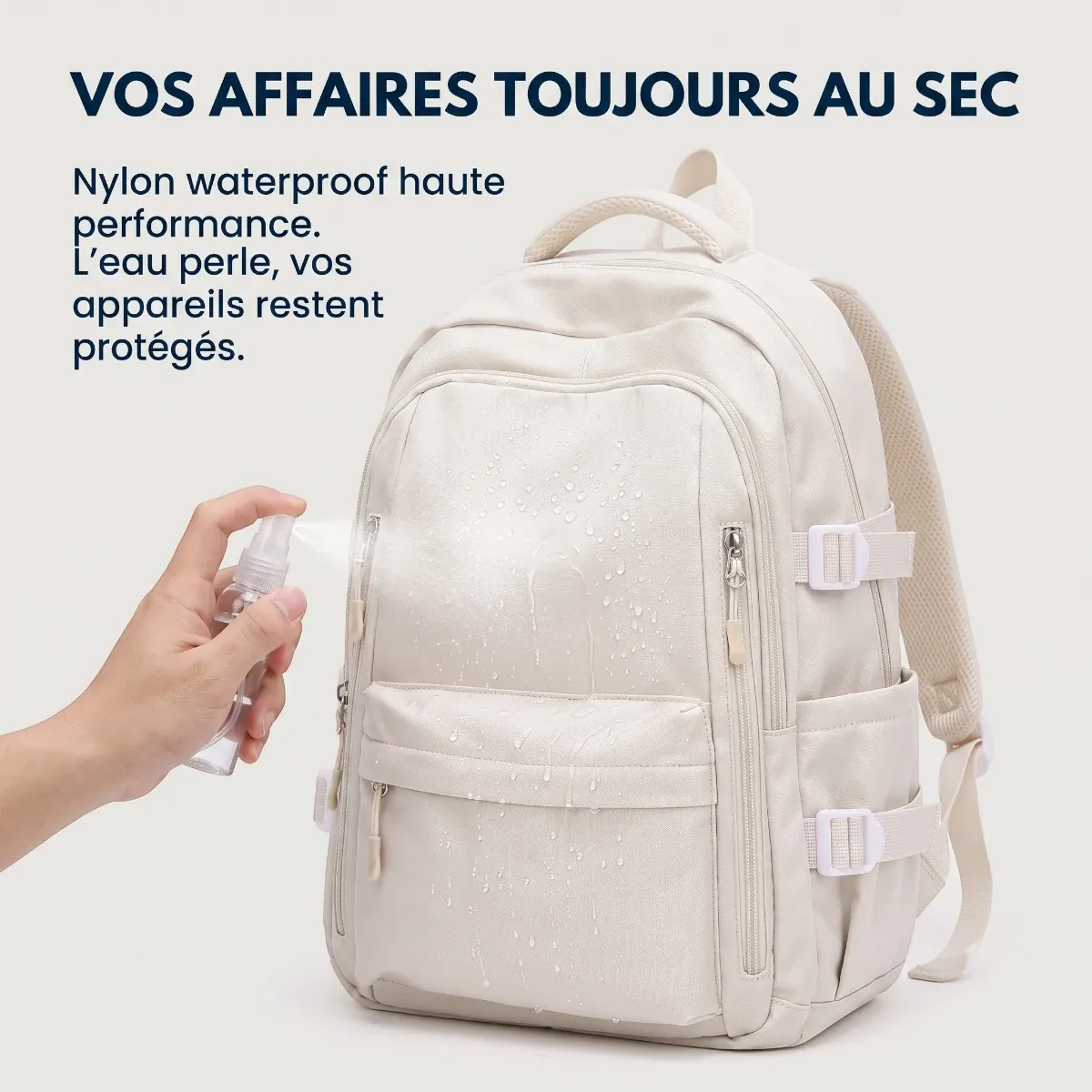 Démonstration du tissu imperméable et déperlant du sac à dos ordinateur femme Irisia