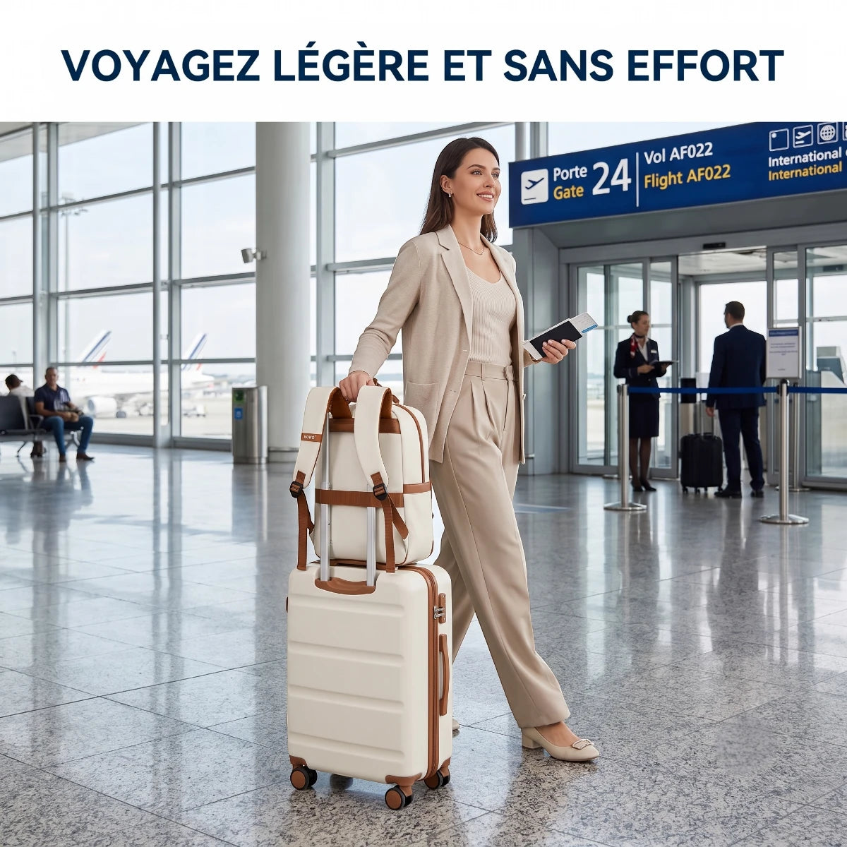Femme élégante dans un aéroport utilisant la sangle trolley arrière du sac à dos ordinateur femme Kono sur sa valise.