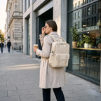 Allure professionnelle d'une femme portant le sac à dos ordinateur femme Kora dans la rue.