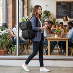 Femme active élégante portant le sac à dos ordinateur femme Libra noir en ville.