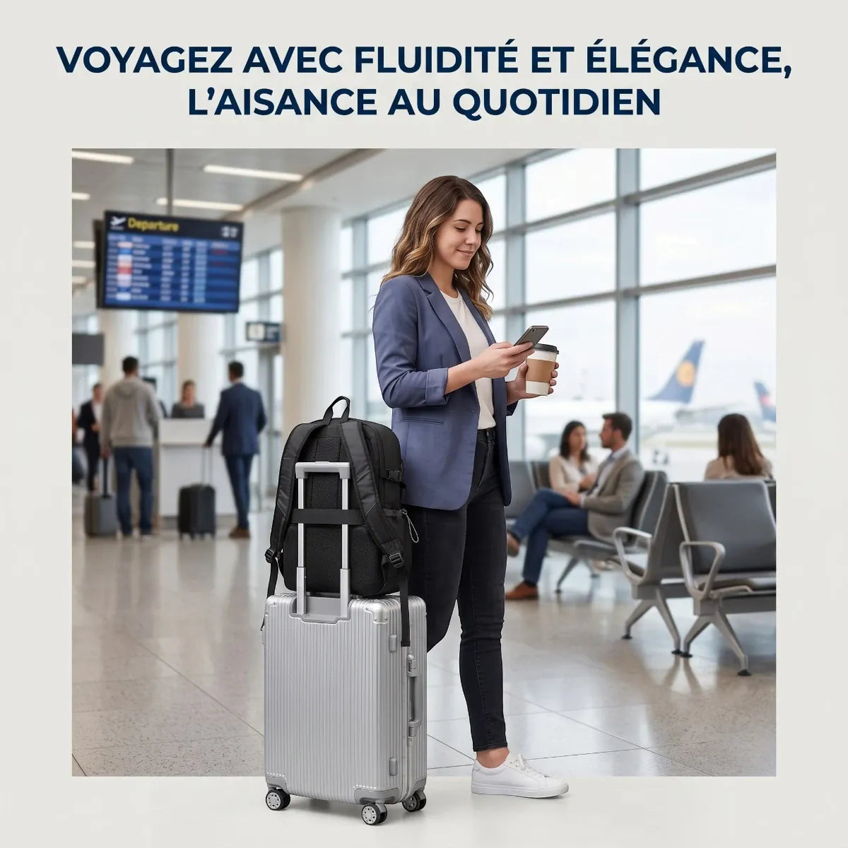 Sac à dos ordinateur femme Libra fixé sur la poignée d’une valise cabine dans un aéroport.