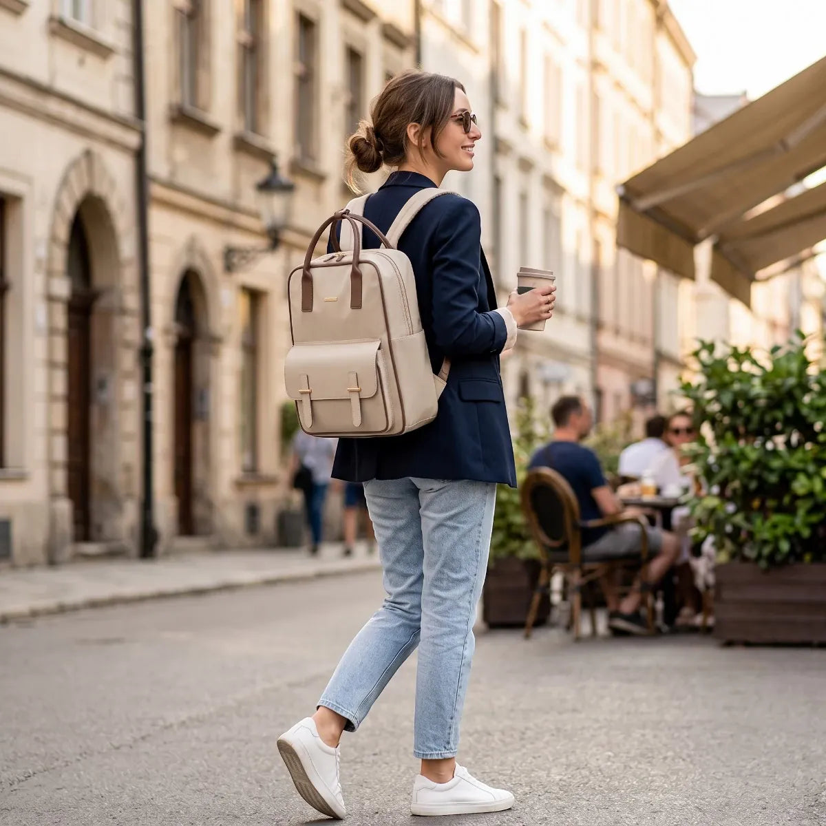 Femme marchant dans la rue avec le sac à dos ordinateur femme Lotusia beige