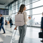 Infographie lifestyle montrant la femme portant le sac à dos ordinateur femme Lyra dans différents contextes