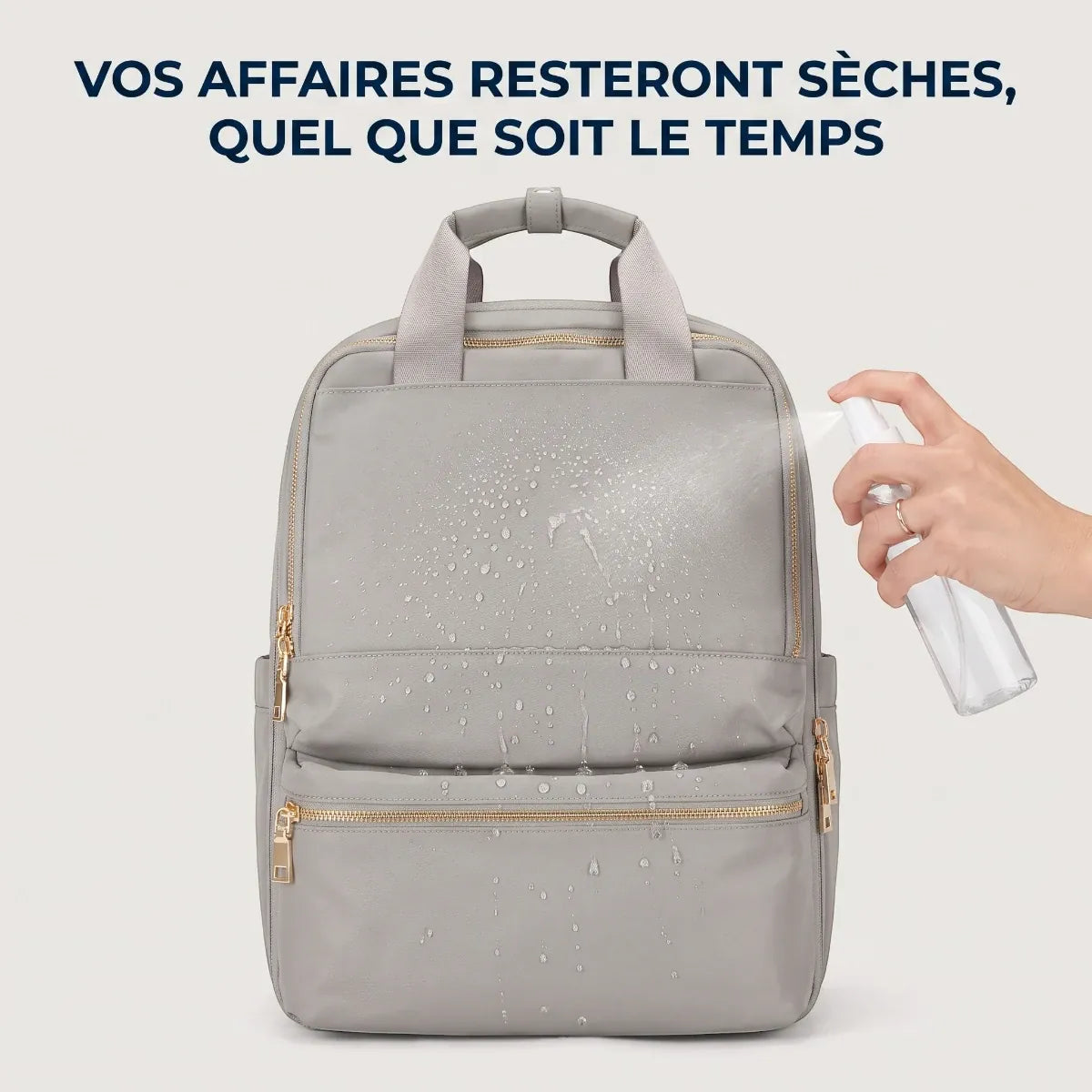 Main pulvérisant de l'eau sur le sac à dos ordinateur femme Lyra waterproof