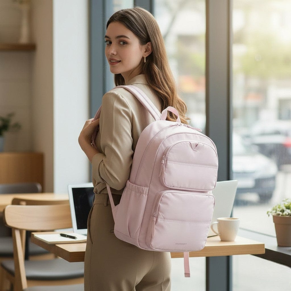 Femme active portant le sac à dos ordinateur femme Nuage rose poudré dans un café.