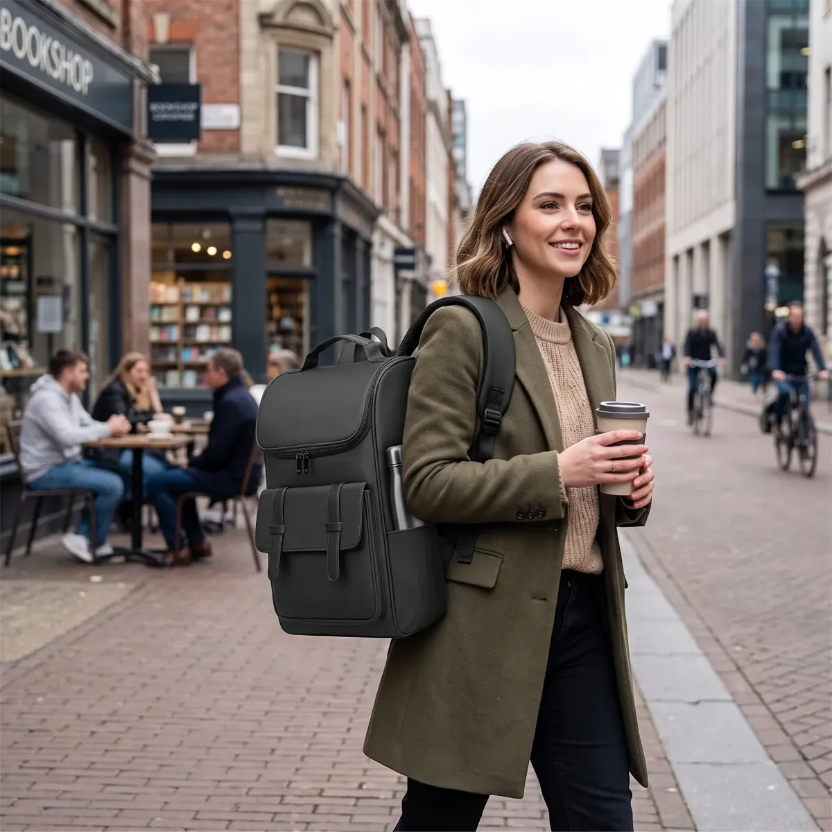 Femme active portant le sac à dos ordinateur femme Onyxium lors d'un déplacement professionnel en ville.
