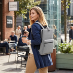 Femme active portant le sac à dos ordinateur Pluma gris en ville