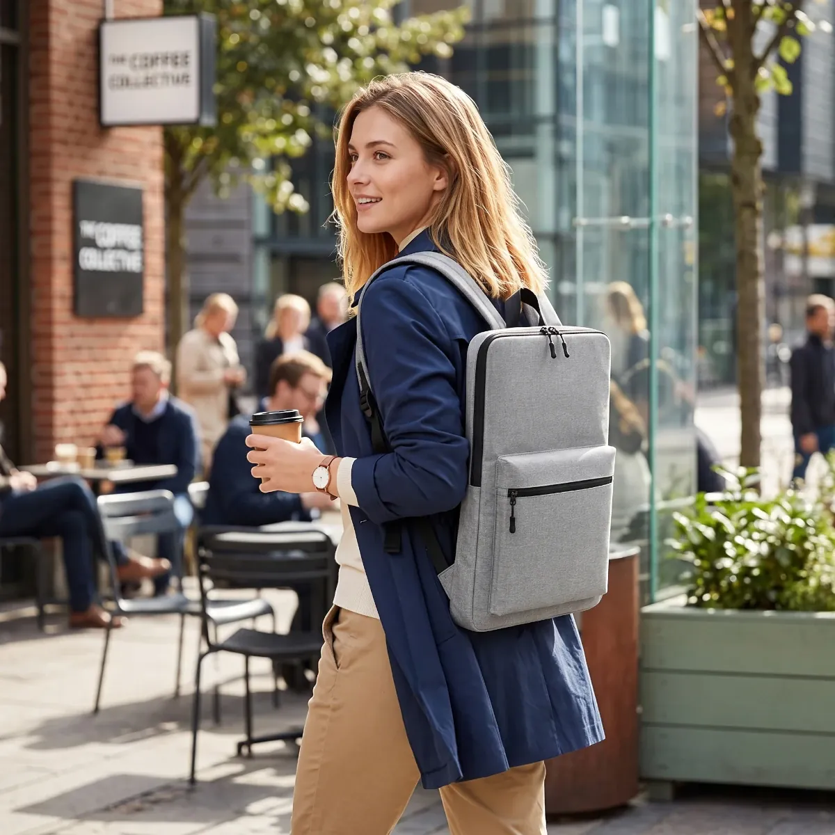 Femme active portant le sac à dos ordinateur Pluma gris en ville