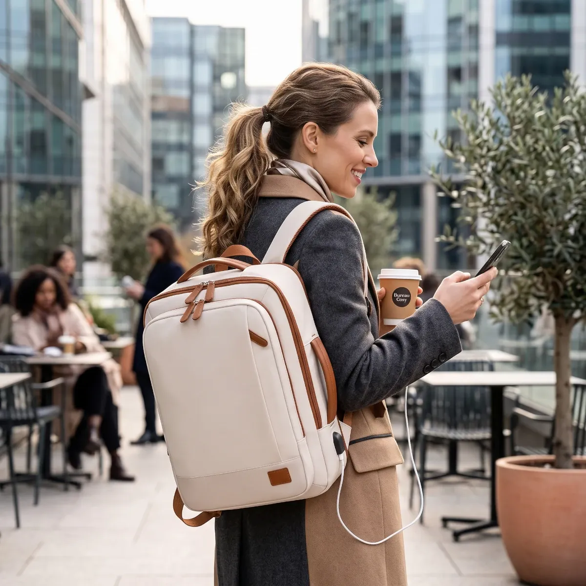 Femme d'affaires élégante en déplacement urbain portant le sac à dos ordinateur femme Prisme