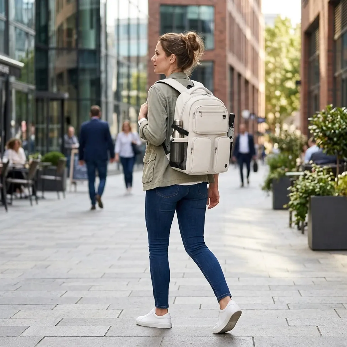 Femme portant le sac à dos ordinateur Urbana lors d'un déplacement en ville