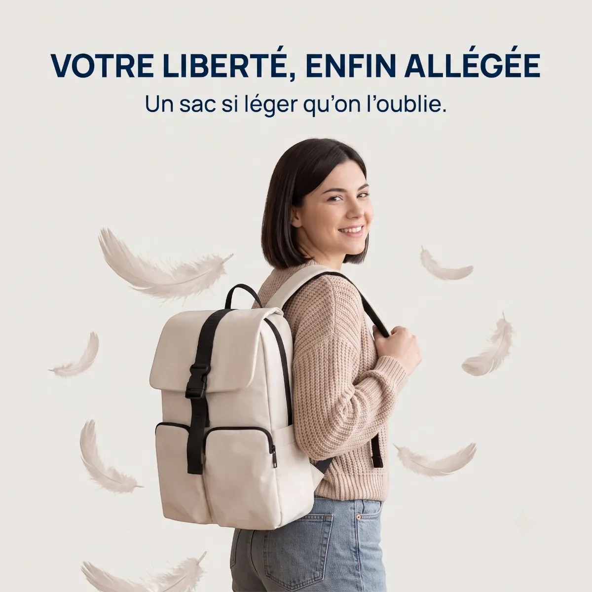 Démonstration de la légèreté du sac à dos ordinateur femme Zéphira avec des plumes