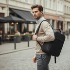 Homme en tenue business décontractée portant le sac à dos ordinateur AeroStream à l'épaule en ville.
