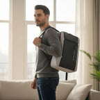 Homme d'affaires portant le sac à dos ordinateur ergonomique ErgoStride à l'épaule.