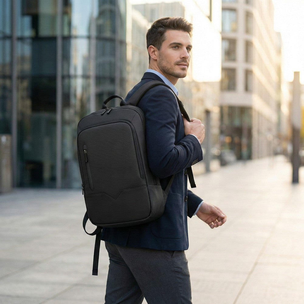 Homme en costume portant le sac à dos ultra-fin HK Shadow-Slim noir, idéal pour le business et la mobilité urbaine.