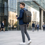 Homme d'affaires marchant en ville avec le sac à dos ordinateur homme HK-Stratum
