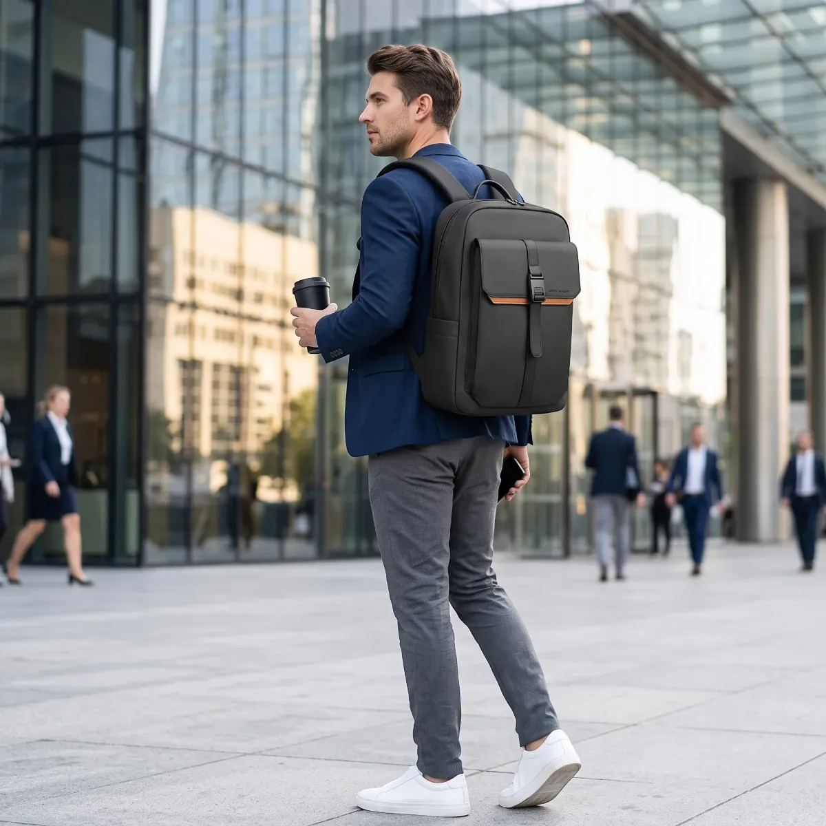Homme d'affaires marchant en ville avec le sac à dos ordinateur homme HK-Stratum
