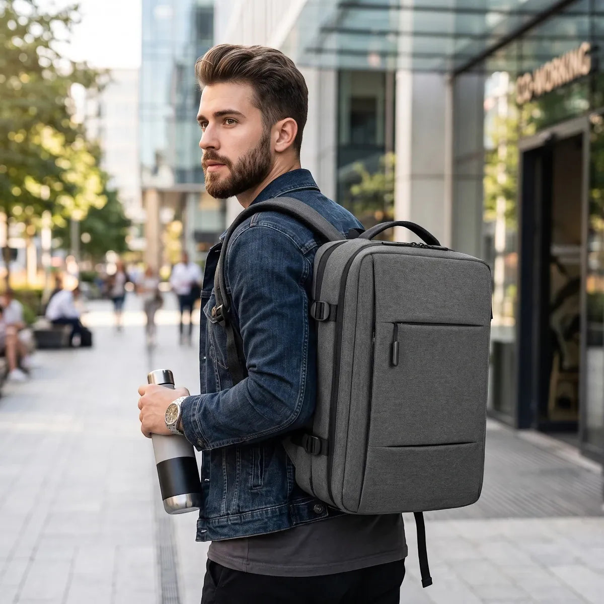 Homme portant le sac à dos ordinateur homme MetroMorph en déplacement urbain