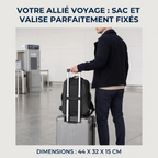 Sac à dos ordinateur homme Omni-Pack fixé sur une valise cabine via sa sangle de bagage dans un aéroport.