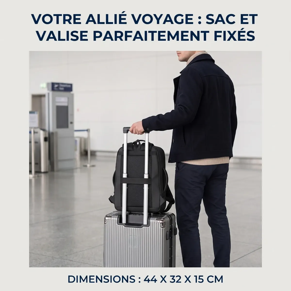 Sac à dos ordinateur homme Omni-Pack fixé sur une valise cabine via sa sangle de bagage dans un aéroport.