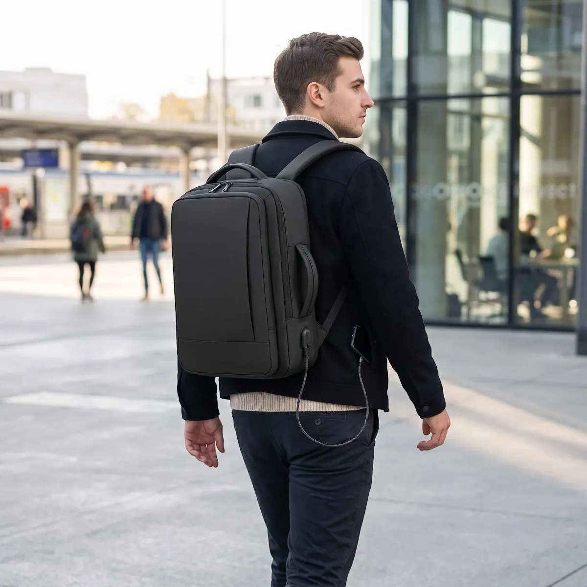 Homme actif portant le sac à dos ordinateur homme Omni-Pack lors d'un déplacement d'affaires en ville.