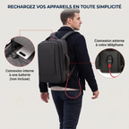 Focus technique sur le port de charge USB externe connecté du sac à dos ordinateur homme Omni-Pack.