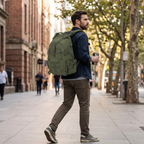 Sac à dos ordinateur homme TactiGrid porté en déplacement urbain