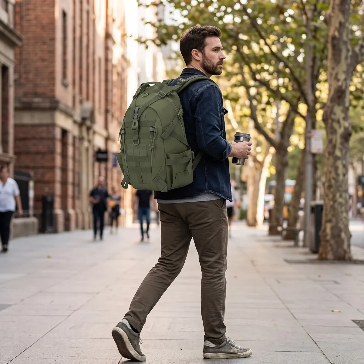 Sac à dos ordinateur homme TactiGrid porté en déplacement urbain