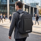 Homme portant le sac à dos ordinateur homme UrbanShift en déplacement professionnel