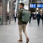 Homme portant le sac à dos ordinateur homme ValiPack en déplacement