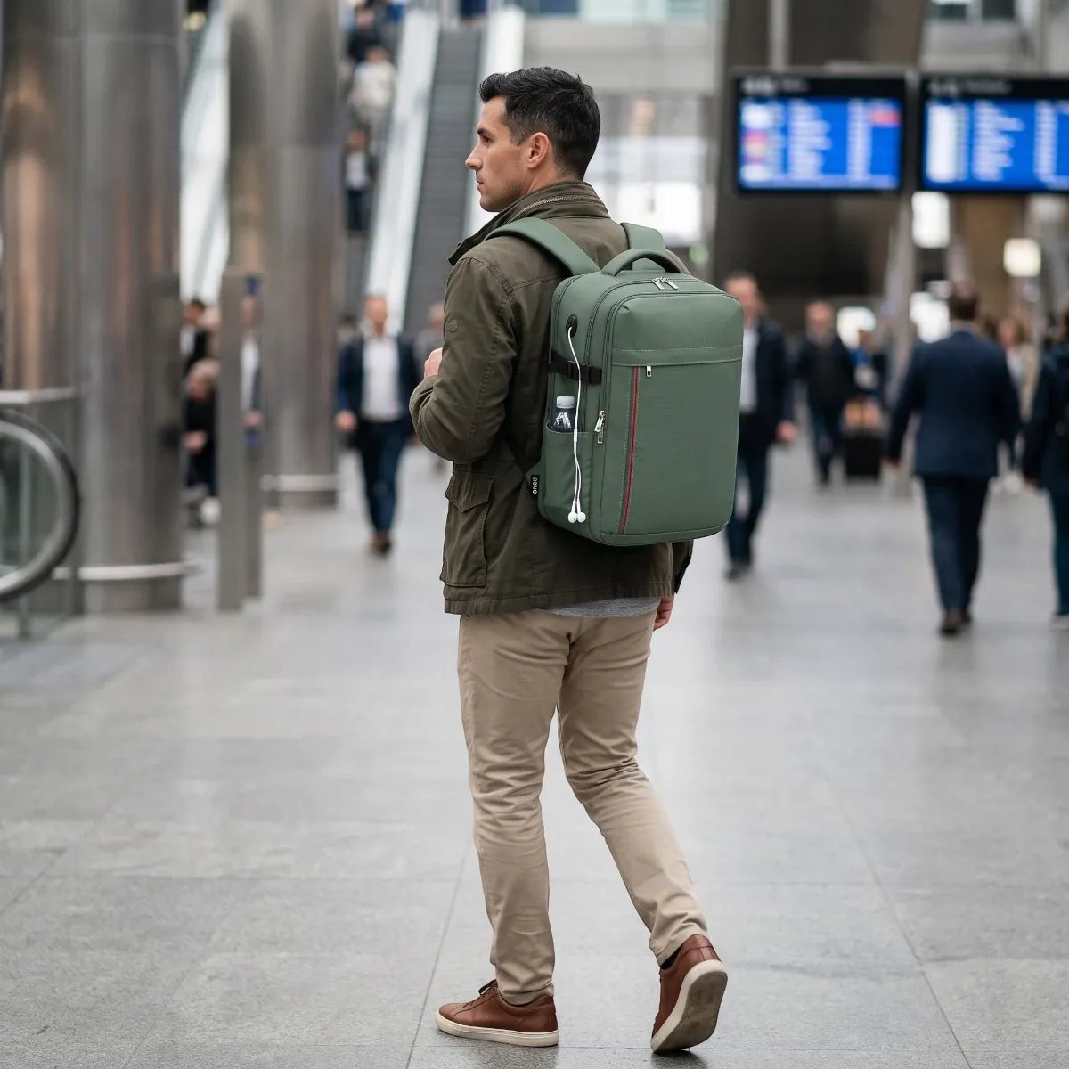 Homme portant le sac à dos ordinateur homme ValiPack en déplacement