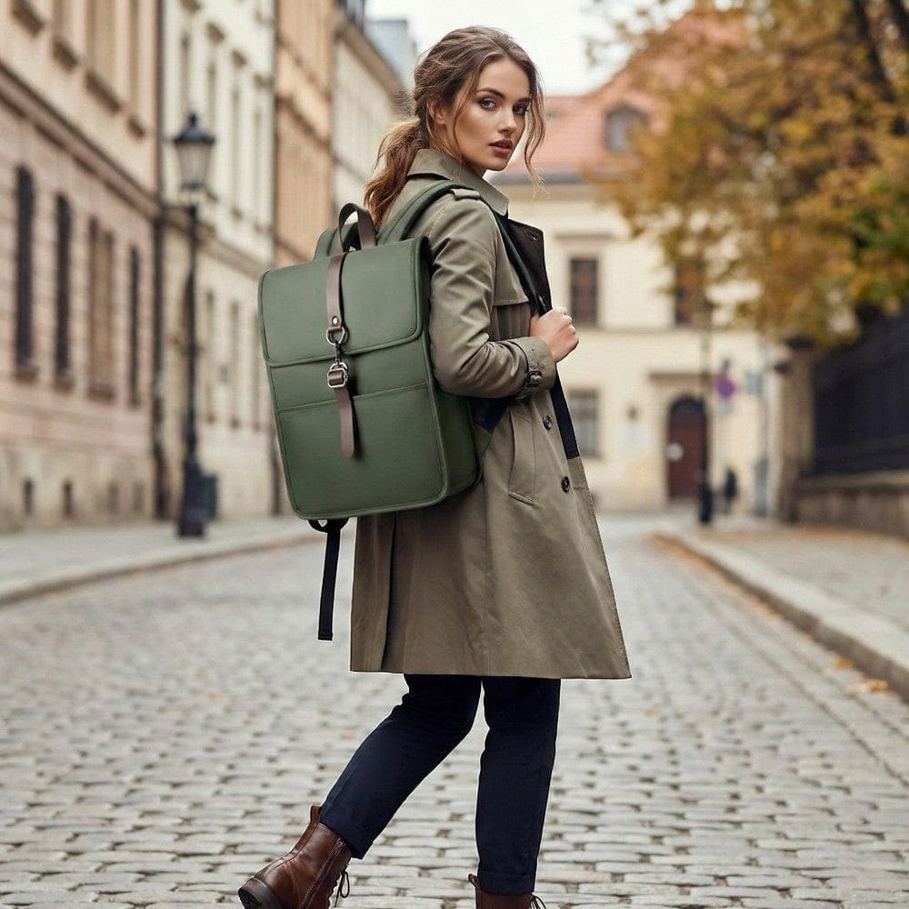 Femme portant le sac à dos ordinateur mixte HK-SHAPE 15,6" vert dans une rue pavée.