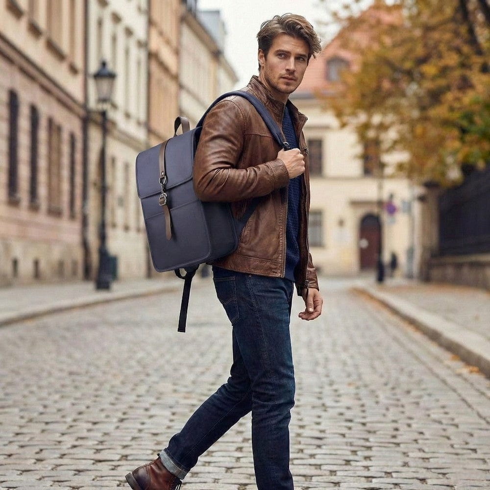Homme avec le sac à dos ordinateur mixte HK-SHAPE 15,6" bleu, look urbain vintage.