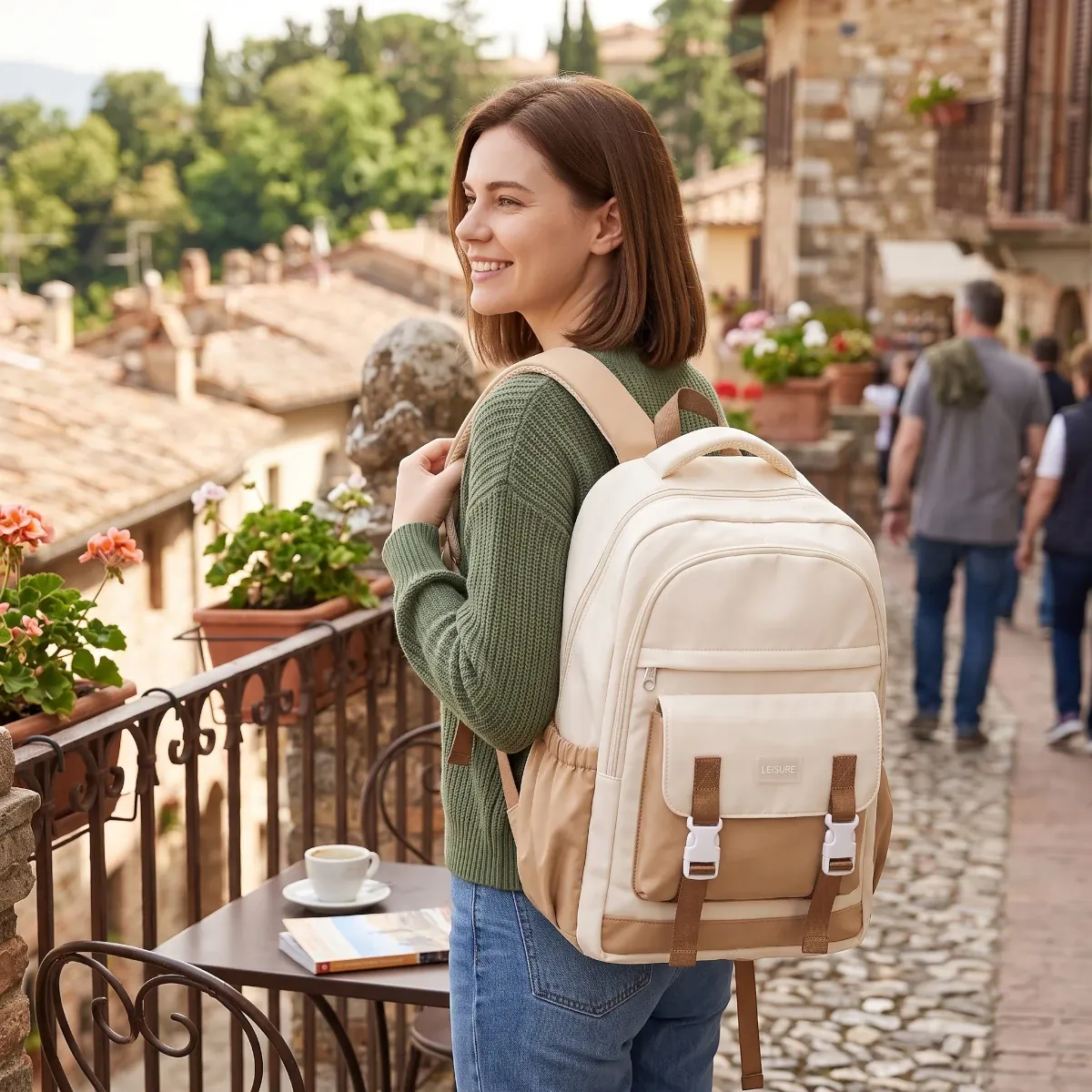 Femme souriante portant le sac à dos ordinateur portable femme Lévia PRO lors d'un déplacement dans une ville historique.