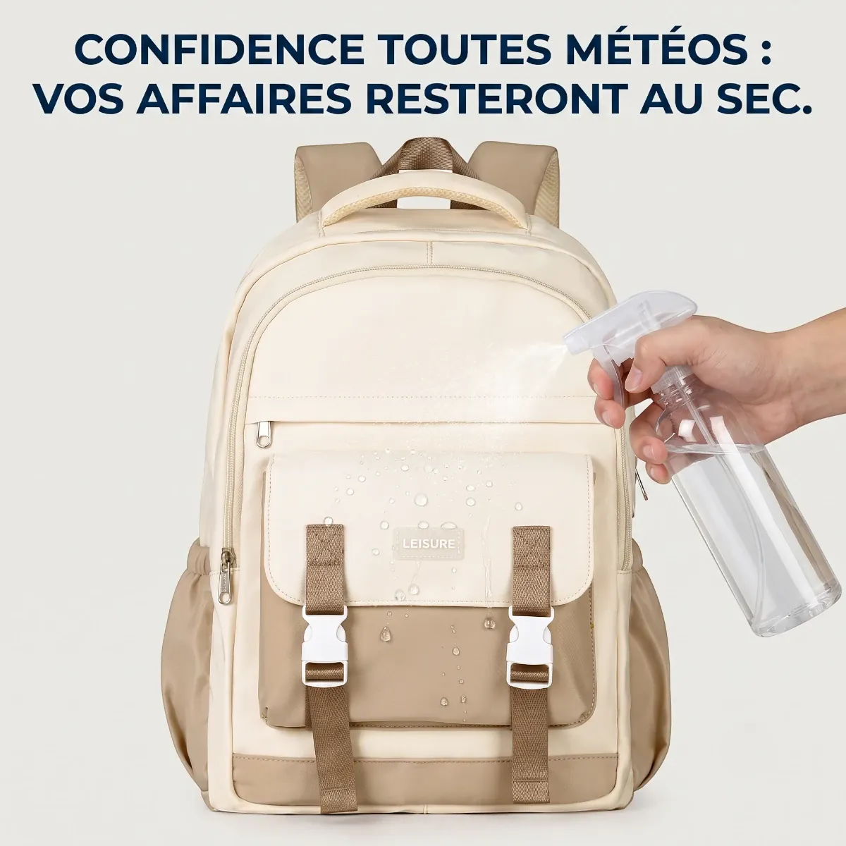 Test d'étanchéité sous spray d'eau mettant en valeur le tissu hydrofuge du sac à dos ordinateur portable femme Lévia PRO.