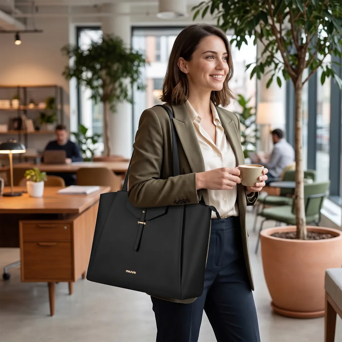 Sac à main ordinateur femme Altessa porté à l'épaule dans un cadre professionnel