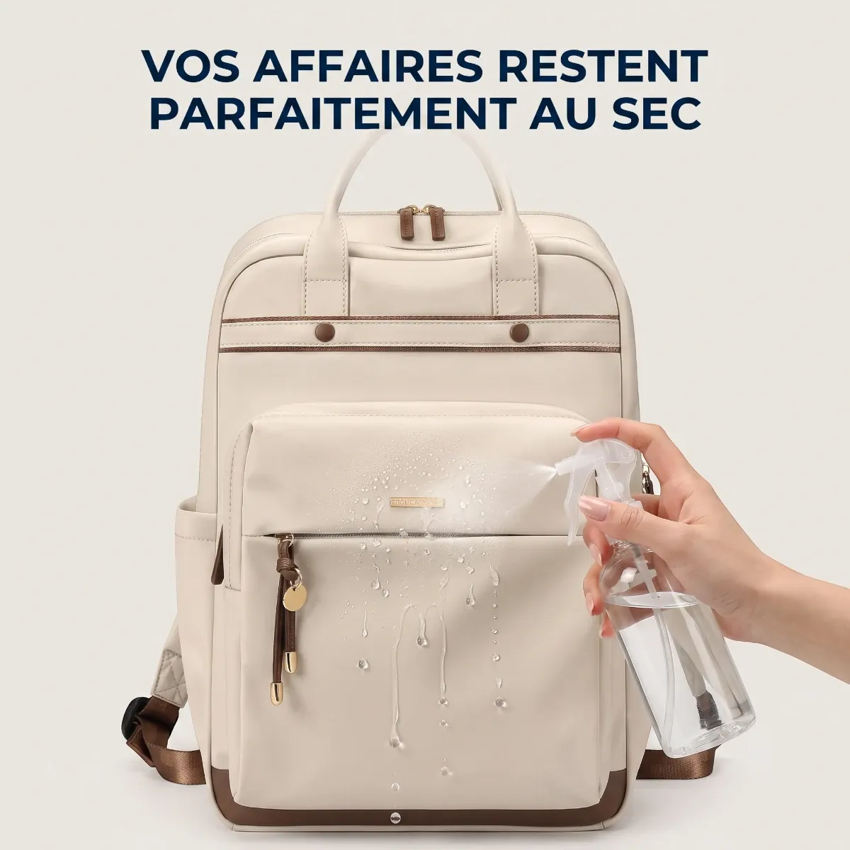 Démonstration d'imperméabilité du tissu du sac à dos ordinateur femme Duna.