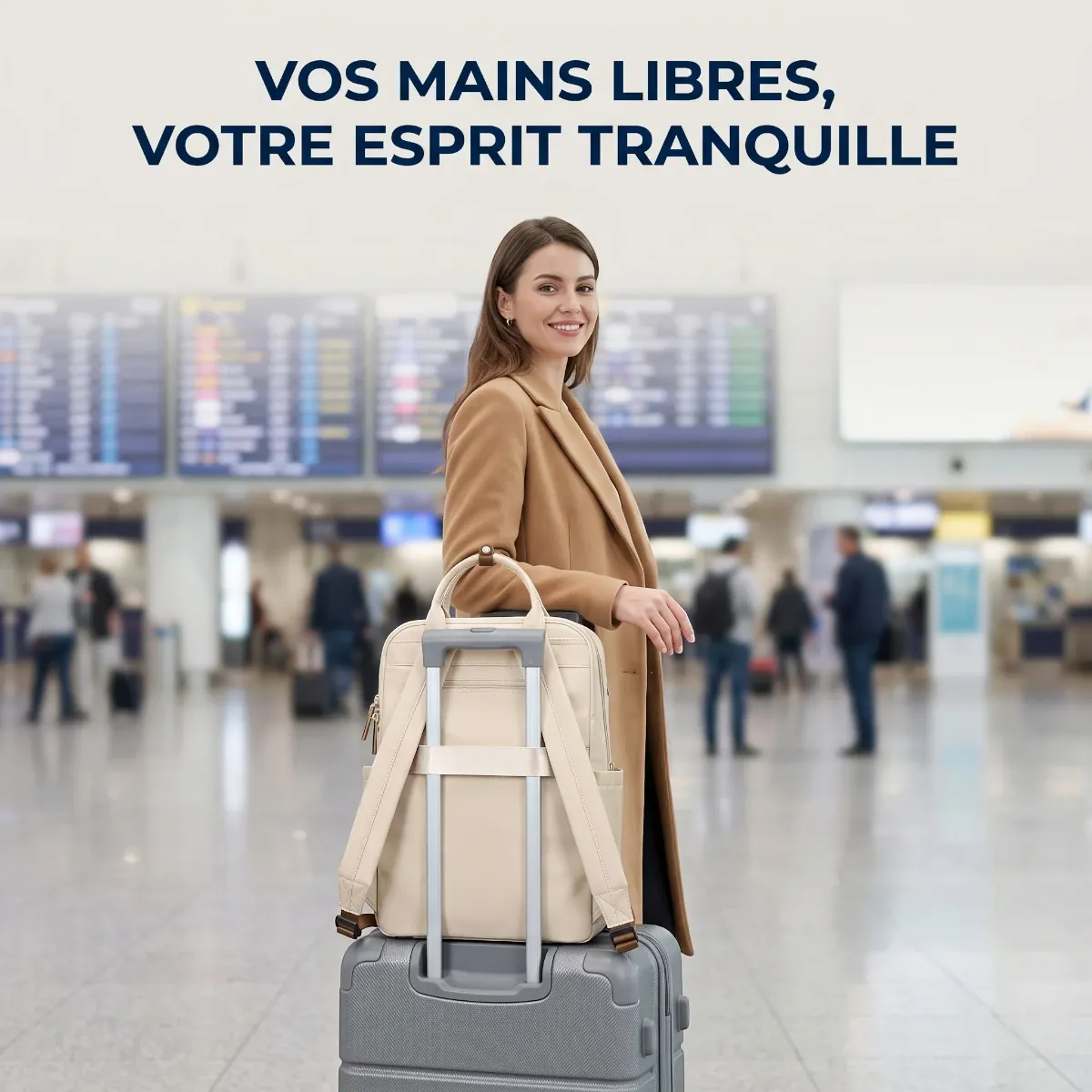 Sac à dos ordinateur femme Duna attaché à une valise à l'aéroport.