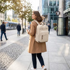 Femme portant le sac à dos ordinateur femme Duna lors d'une balade en ville.