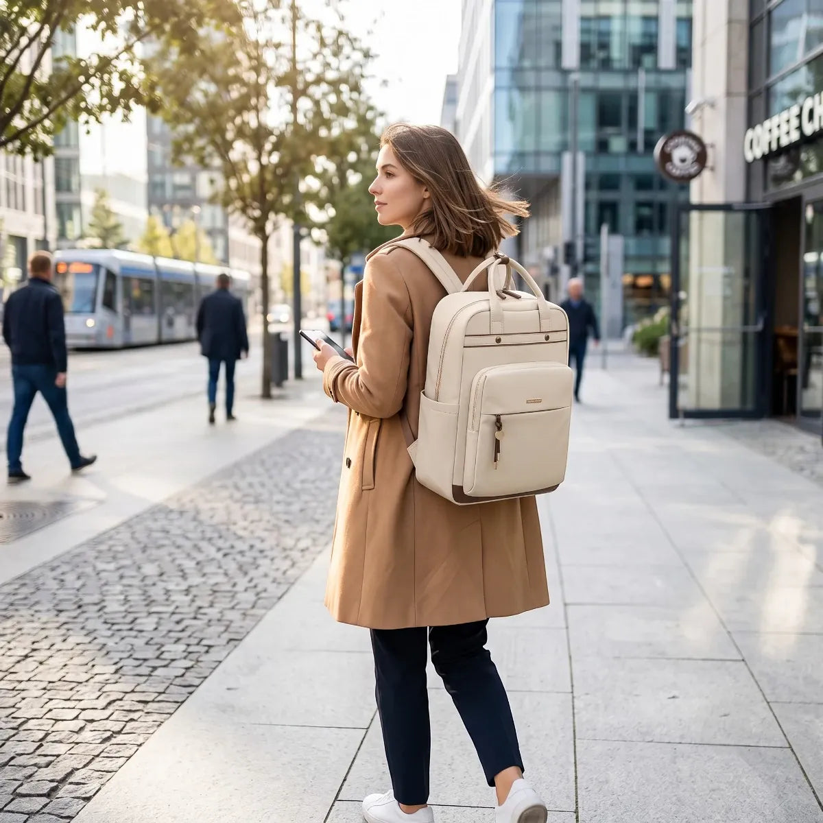 Femme portant le sac à dos ordinateur femme Duna lors d'une balade en ville.