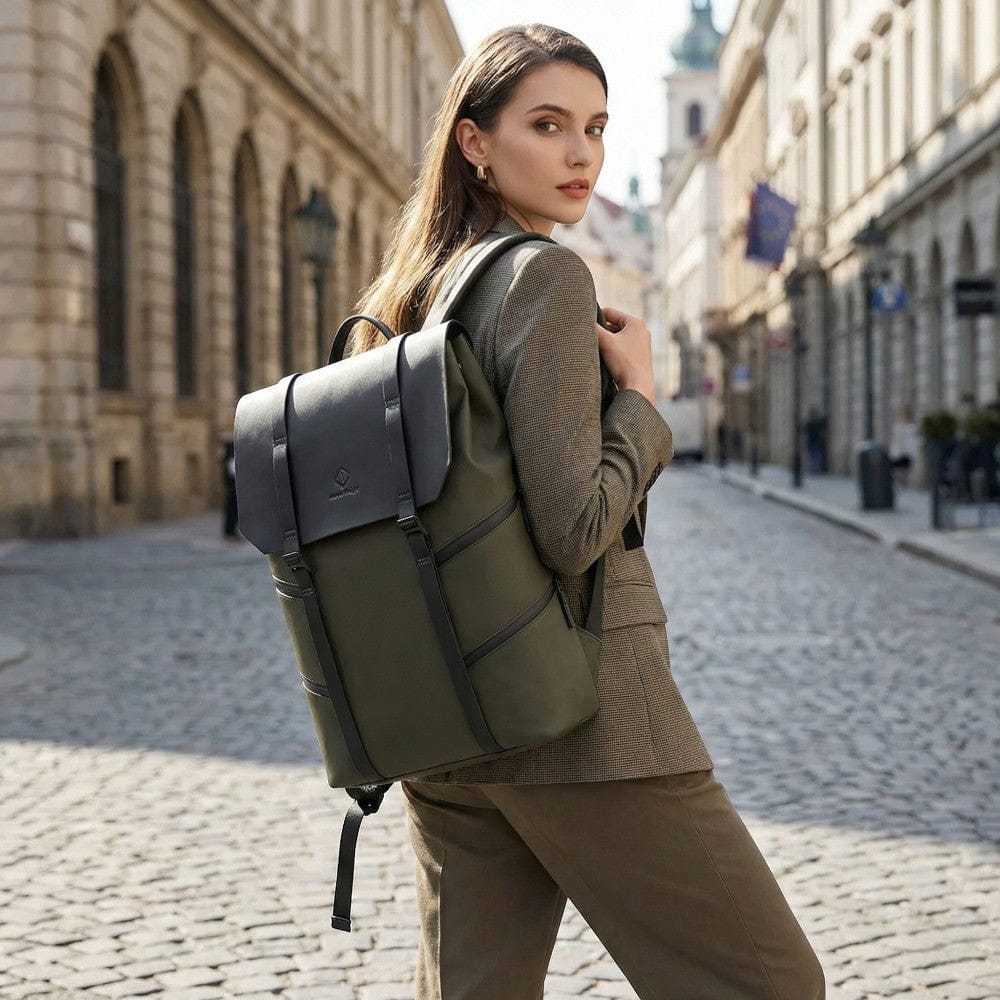 Femme élégante portant le sac à dos ordinateur Vanguard Elite 15 dans une rue pavée.