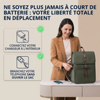 Femme chargeant son téléphone via le port USB externe d'un sac à dos ordinateur organisé vert olive, illustrant la liberté totale en déplacement.
